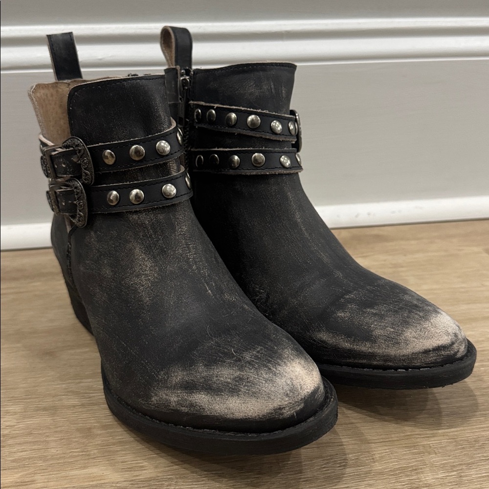 Circle G Black Leather Ankle Boots with Studded Straps - Picture 14 of 16